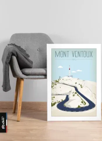 Affiche minimaliste du Mont Ventoux par DesignByMathieu, encadrée en blanc et posée au sol à côté d'un fauteuil gris dans un salon moderne.