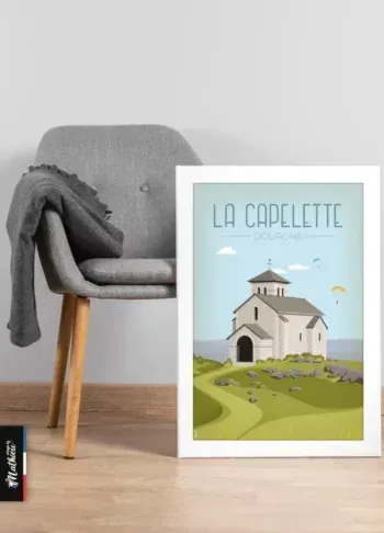 Affiche La Capelette - Dourgne dans un salon scandinave épuré avec fauteuil gris.